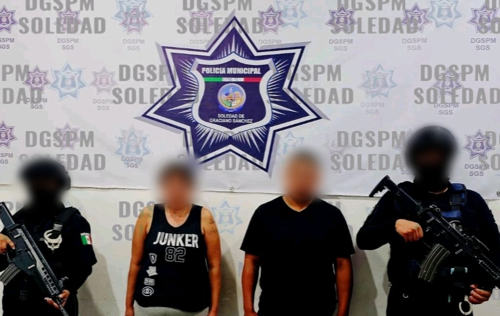 POLICÍAS DE SOLEDAD ASEGURAN 74 DOSIS DE DROGA A PAREJA EN LA COLONIA MORELOS 2