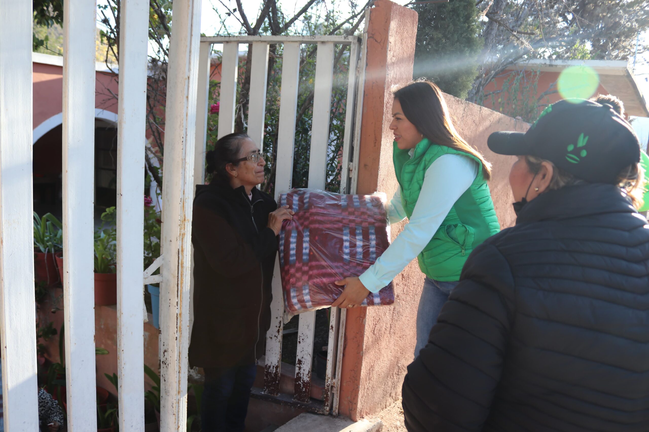 GOBIERNO ESTATAL ACTIVA PROGRAMA EMERGENTE POR FRENTE FRÍO 24• Protección Civil y dependencias estatales entregaron cobertores y colchonetas y trasladaron a personas en situación de calle a refugios