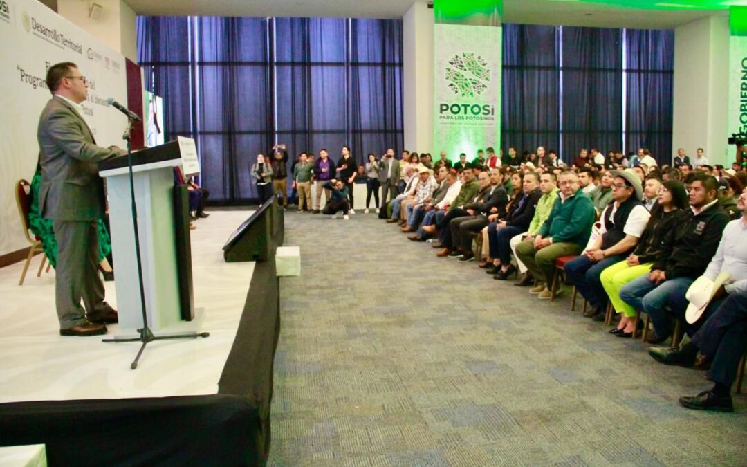 ISMAEL HERNÁNDEZ ACUDE A FIRMA DE CONVENIO PARA IMPULSAR VIVIENDAS