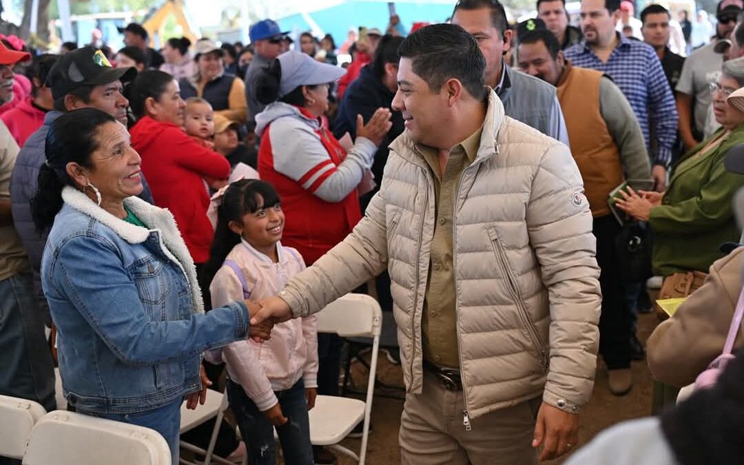 FAMILIAS RECONOCEN A RICARDO GALLARDO POR APOYOS ALIMENTARIOS Y OBRAS EN VILLA DE RAMOS• Habitantes del Altiplano, agradecen por todo el apoyo que el Gobernador del Estado ha brindado para esta región