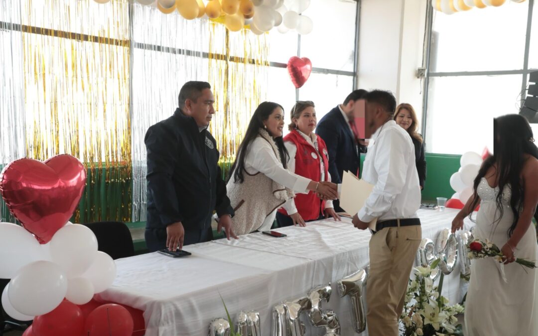PERSONAS PRIVADAS DE LA LIBERTAD CONTRAEN MATRIMONIO EN SAN VALENTÍN• 26 parejas contrajeron nupcias por lo civil en el Centro de Reinserción Social de La Pila