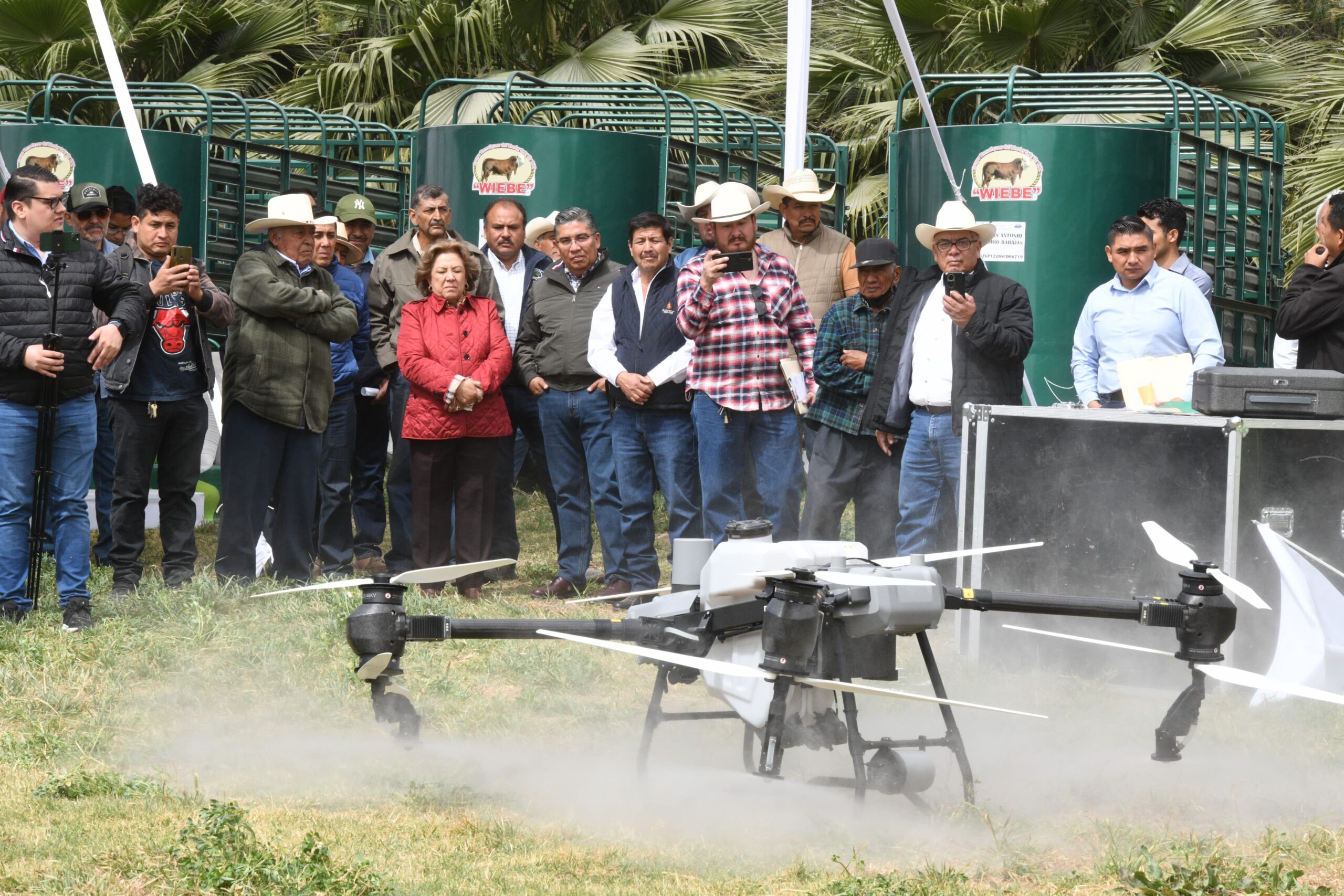 JUAN MANUEL NAVARRO ENTREGA MÁS APOYOS AGRÍCOLAS QUE IMPULSAN LA TÉCNIFICACIÓN DEL CAMPO SOLEDENSE