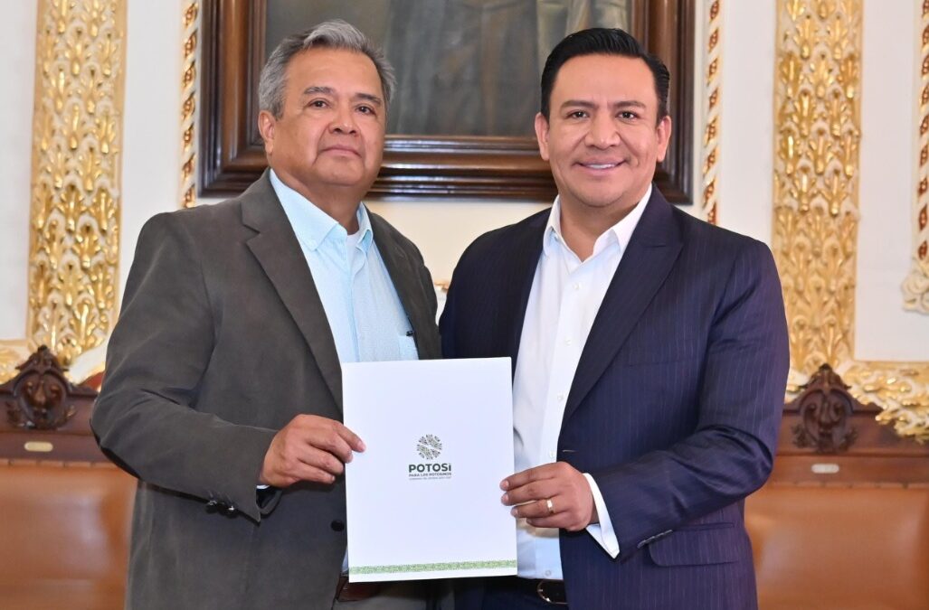RINDEN PROTESTA NUEVOS TITULARES DE LA STPS Y SEER• El secretario General de Gobierno, J. Guadalupe Torres Sánchez tomó protesta a ambos funcionarios