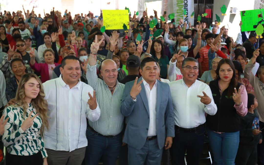 RICARDO GALLARDO MODERNIZA MÁS CALLES EN COLONIA GENOVEVO RIVAS GUILLÉN• El Gobernador de San Luis Potosí, Ricardo Gallardo Cardona continúa invirtiendo en obras de drenaje, alumbrado y pavimentación en la que era una de las colonias más marginadas de Soledad.