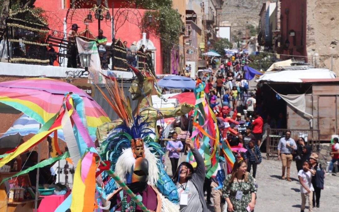 HISTORIA Y MISTICISMO SE VIVIÓ CON QUEMA DE JUDAS EN REAL DE CATORCE• Cientos de visitantes y habitantes participaron en el desfile que inició en la explanada del túnel Ogarrio hacia el Centro Cultural.
