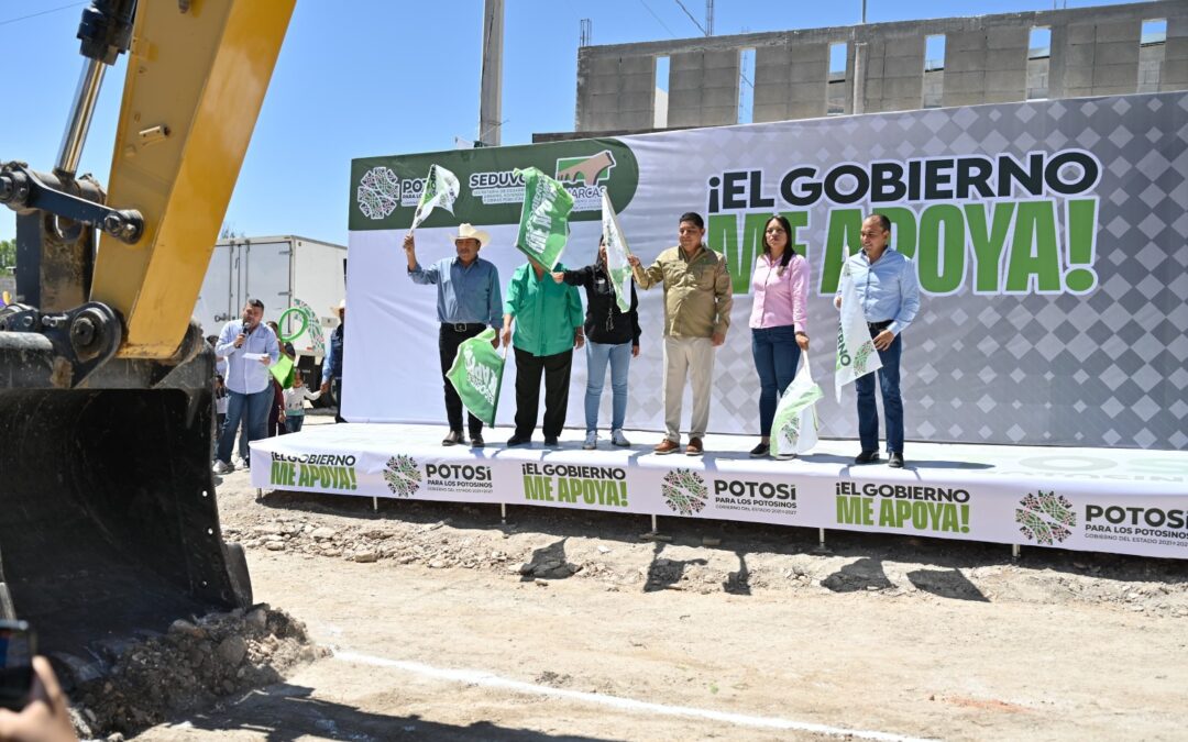 HABITANTES DE CHARCAS CELEBRAN APOYO DE RICARDO GALLARDO• Tras décadas de olvido, por fin contarán con pavimento, redes hidrosanitarias, alumbrado y un entorno más seguro.
