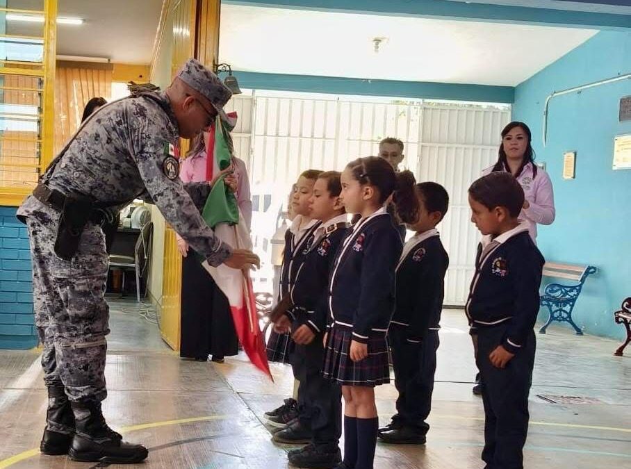 Honran a los Símbolos Patrios en el Jardín de Niños Eva Sámano de López Mateos