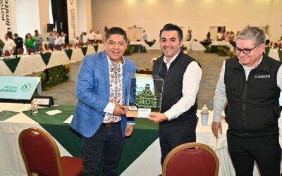 RICARDO GALLARDO Y FEDERACIÓN COORDINAN INFRAESTRUCTURA HÍDRICA EN SLP• El Gobernador de San Luis Potosí anunció importantes proyectos hídricos para las cuatro regiones como la presa Las Escobas, un ducto desde la presa de El Peaje hacia la planta potabilizadora de Los Filtros, así como saneamiento de ríos.