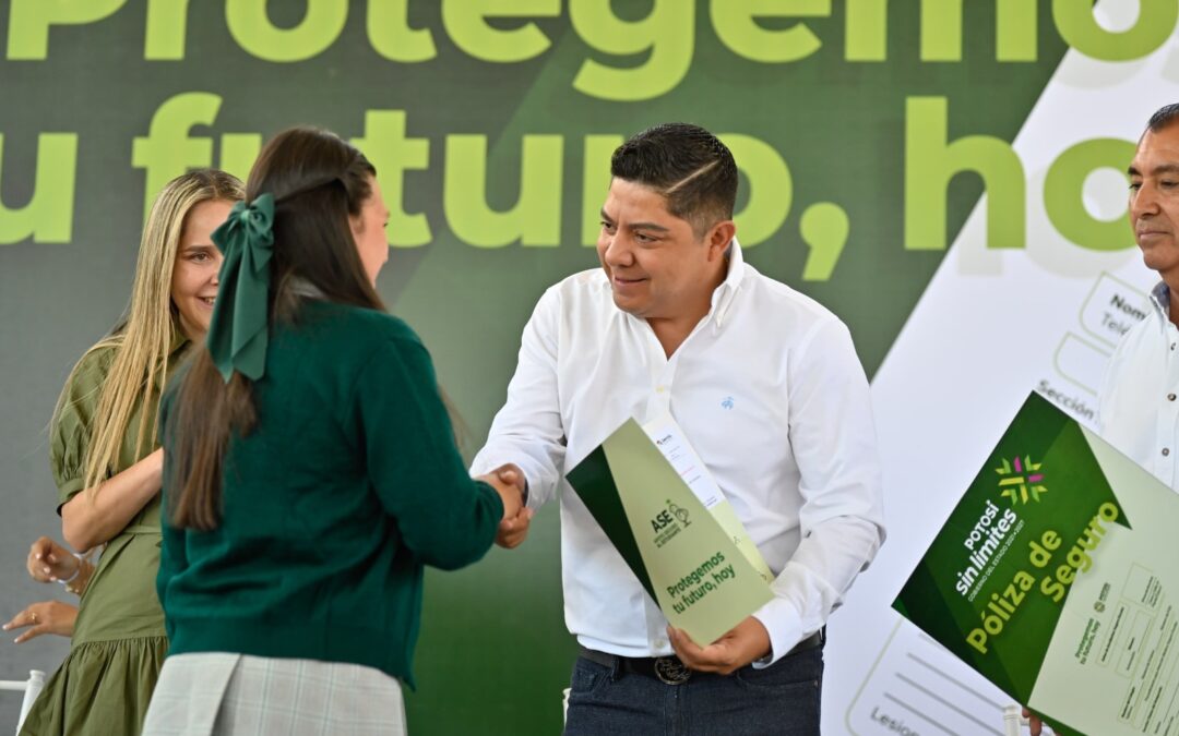 RICARDO GALLARDO MODERNIZA SECUNDARIAS POPULARES• Alumnos y alumnas de las secundarias Justo A. Zamudio Vargas y Dionisio Zavala Armendáriz reciben el apoyo sin límites con seguro único en todo el país.