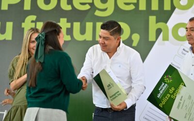 RICARDO GALLARDO MODERNIZA SECUNDARIAS POPULARES• Alumnos y alumnas de las secundarias Justo A. Zamudio Vargas y Dionisio Zavala Armendáriz reciben el apoyo sin límites con seguro único en todo el país.