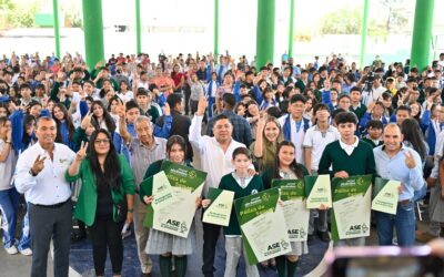 SECUNDARIAS FORTALECIDAS CON APOYOS DEL GOBIERNO ESTATAL• Reconocen la protección a las y los estudiantes con el programa Apoyo Seguro al Estudiante que entrega el Gobernador del Estado en las cuatro regiones.