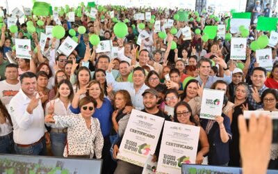 RICARDO GALLARDO ENTREGA LOS PRIMEROS DOS MIL LOTES DE “TU CASA, TU APOYO”• Visiblemente emocionadas, familias enteras recibieron certificados de manos del Gobernador del Estado en un acto de justicia social sin límites.