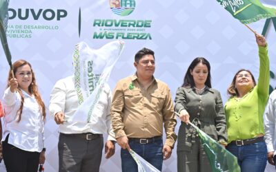 RICARDO GALLARDO PAVIMENTA MÁS CALLES EN LA REGIÓN MEDIA• En gira de trabajo, el Gobernador de San Luis Potosí puso en operación un pozo de agua, brindó apoyos alimentarios y comenzó obras viales.
